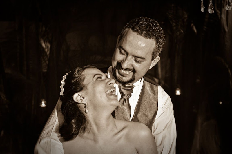 Fotos de Cintia e Caio. Foto numero 1555. Fotografia (fotografias) das fotógrafas profissionais Carla Camp e Vivi Peres, de São Paulo, SP, que, usando o fotojornalismo, fazem fotos de casamento (fotografia de casamento), fotos infantil (fotografia de crianças), fotos corportativas (fotografia empresarial), fotos de 15 anos (fotografia de 15 anos), fotos de bodas (fotografia de bodas), fotos de grávidas (fotografia de gestantes), fotos de aniversários (fotografia de aniversário), fotos de eventos sociais, foto autoral, fotos de família, fotos de festas e ensaios fotográficos. fotos casamento são paulo de sao video sp filmagem para noivas sampa 15 anos festa infantil crianças aniversario infantis foto videos e festas vestido salao decoração igreja
