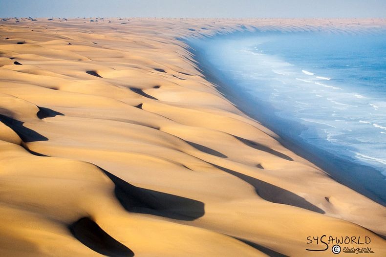 عندما يلتقي شاطئ المحيط بالصحراء .. سبحان الله Namib-desert-meets-sea-11%25255B6%25255D