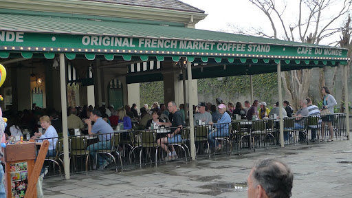 Almost all of the seats are outdoors, and the cafe is open 24/7.