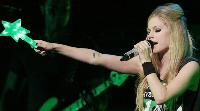 [avril%2520turne%2520black%2520star%2520brasil%255B4%255D.jpg]