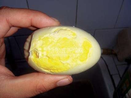 Phát hiện trứng vịt dẻo như cao su, hắc mùi hóa chất