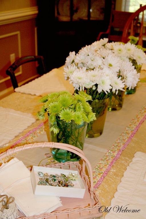 [Spring-table-old-welcome-pink-basket.jpg]