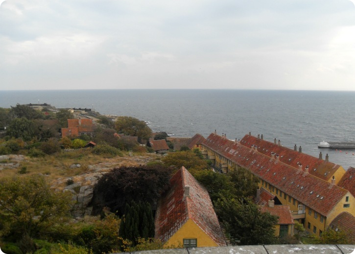 Udsigt fra fyret - De gule huse, på hver side af Gaden Udsigt fra fyret - De gule huse, på hver side af Gaden