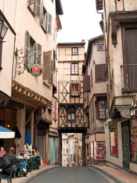 2011 07 26 Voyage France Une des rues de Thiers La maison des 7 pêchées est à gauche