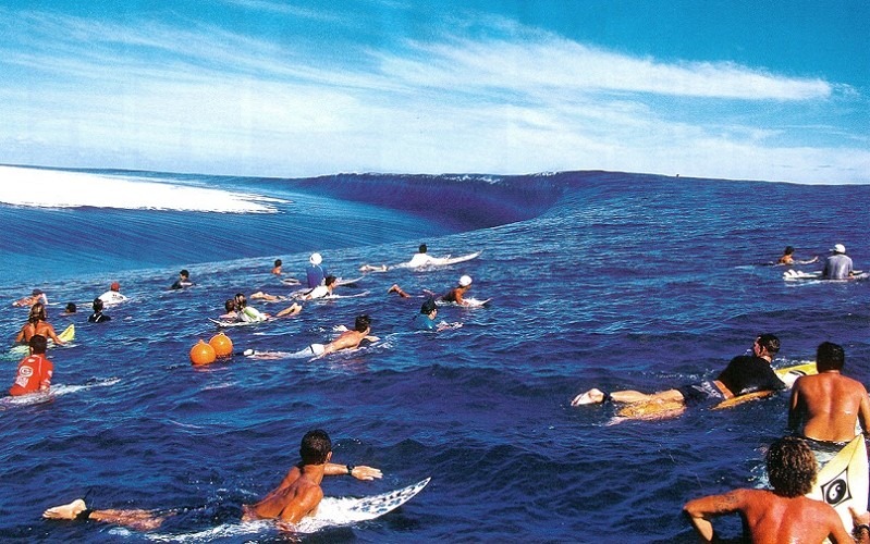 [surfers-waiting-for-huge-wave-799x500%255B5%255D.jpg]