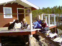 Familjen framför gäststugan, 1 Maj 2009, Målning!