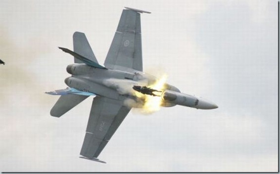 Pilot ejects from fighter plane moments before crash (1)