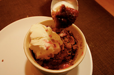 Mi nuevo postre favorito: moras al horno con un crust (masita) por encima y una bolita de helado de vainilla.