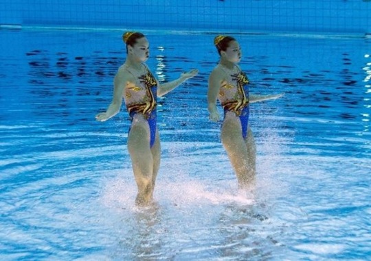 [synchronized-swimmers-underwater-4%255B2%255D.jpg]