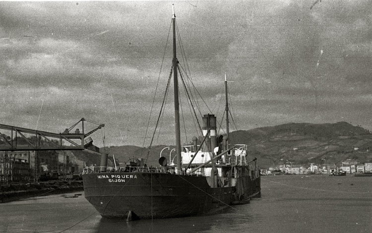 El vapor MINA PIQUERA en Pasaia. Fondo Carpeta Vicente Martin. Web Gure Guipuzcoa. Ca. 1940-1950.jpg