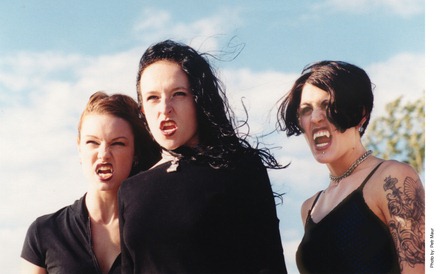 [lesbianvampires%255B4%255D.jpg]