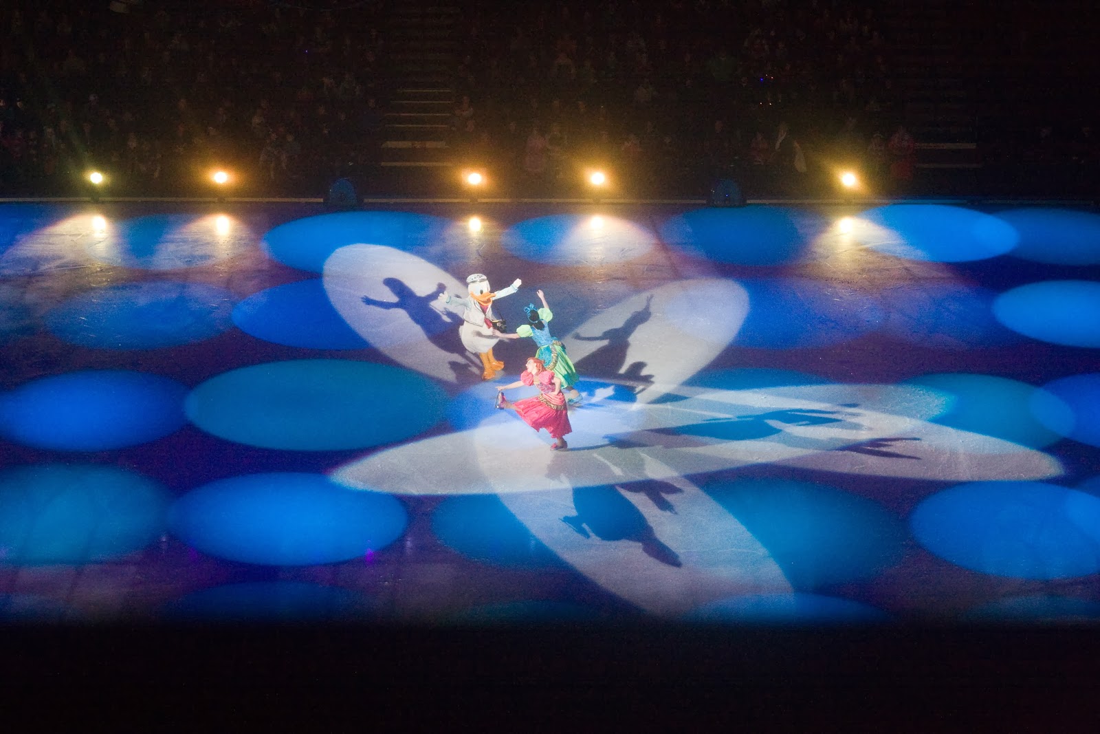 [12.7.13%2520disney%2520on%2520ice%2520donald%255B5%255D.jpg]