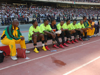 Joueurs et techniciens de l'As Vita Club lors d'un match au stade des Martyrs à Kinshasa ce 15/04/2007.