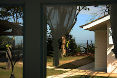 Imagem das acomodações do chalé 3: Olhete / Image of the accommodations on challet 3: "Olhete" Picture of A pousada, seus chalés e arredores. Photo number 3723150993 by Pousada Pé na Areia - Charming, fully decorated sea facing chalets located on Boiçucanga beach, on São Paulo northern shore. Boiçucanga is a beach with calm waters and woundrous sunset, surrounded by the Atlantic Rainforest and by very good restaurants. There also is a complete services infrastructure that includes supermarkets and shopping malls. You can find all that and much more at “Pé na Areia” (aka “Esquina da Mentira”), the perfect place for spending your vacations and weekends, or even having your own house at the sea.