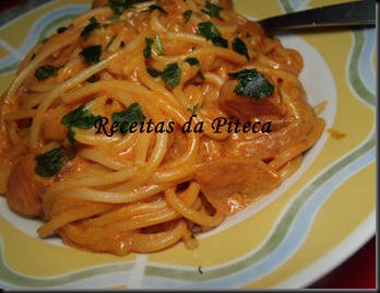 Esparguete com molho de tomate e salsichas-perto Esparguete com molho de tomate e salsichas-perto