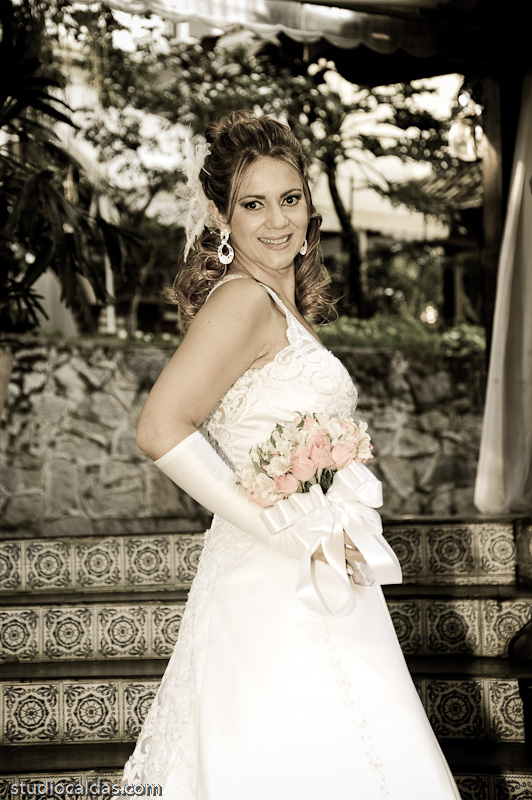 Fotos de Margareth + Higor. Foto numero 0029 do Studio Caldas, do Rio de Janeiro, RJ. Lincoln Caldas e equipe fazem fotos de casamento (fotografias de casamentos), fotos de making-of (making of de noiva), fotos em estudio (ensaios fotograficos), fotos de casal (ensaios fotograficos de e-session), fotos de familia, videos de casamento (filmagem de casamentos), videos de making-of e clipes de casamento. Fotojornalismo e videojornalismo no Rio de Janeiro, RJ. Taquara RJ Maison Royalle Casa de Festas Studio Caldas Casamento fotos casamento rio janeiro fotografias casal rj foto eventos familia noiva fotografo profissional penteados para com e video book modelos