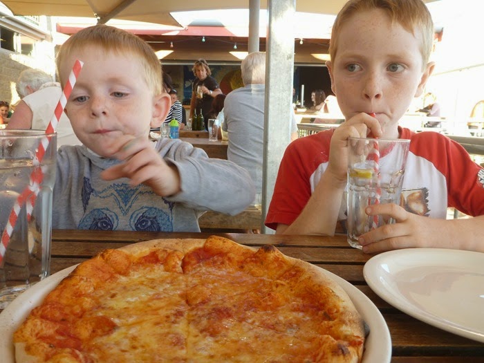virtù - brothers eating pizza virtù - brothers eating pizza