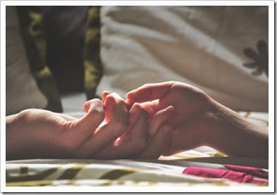 couple-hands-holding-hands-love-maos-Favim.com-85514