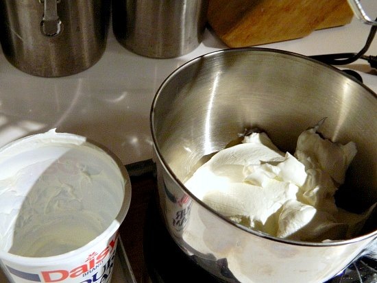 [Cheesecake%2520Sour%2520Cream%2520Top%2520%2528550x413%2529%2520%25282%2529%255B4%255D.jpg]