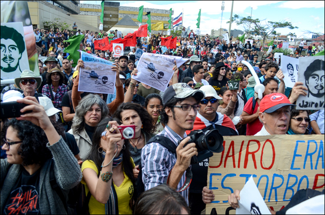 A mass of protesters stands in front of San José's Supreme Court on Thursday, 29 January 2015, to seek justice after 7 men were acquitted earlier this week of the murder of Costa Rica sea turtle conservationist Jairo Mora. Photo: Alberto Font / The Tico Times