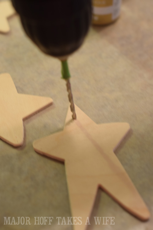 Drill a hole into the small wooden stars found in craft stores. Looking for homemade Christmas gifts? Look no further than these homemade Christmas ornaments. Use them as tree decorations, to grace your holiday table, or for fun tags to gifts! The ideas and endless and your friends and family will love these glittery stars personalized just for them! Drill a hole into the small wooden stars found in craft stores. Looking for homemade Christmas gifts? Look no further than these homemade Christmas ornaments. Use them as tree decorations, to grace your holiday table, or for fun tags to gifts! The ideas and endless and your friends and family will love these glittery stars personalized just for them!