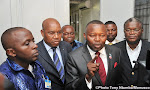 Vital Kamerhe (au centre) entouré des membres de l'opposition, lundi 17 janvier 2011 au quartier général de la Monusco.