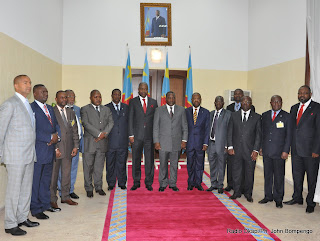 Des gouverneurs des provinces de la RDC autour du Président Joseph Kabila et du Premier Ministre Adolphe Muzito, lors de la clôture de la conférence des gouverneurs à Kinshasa, le 27/08/2011.