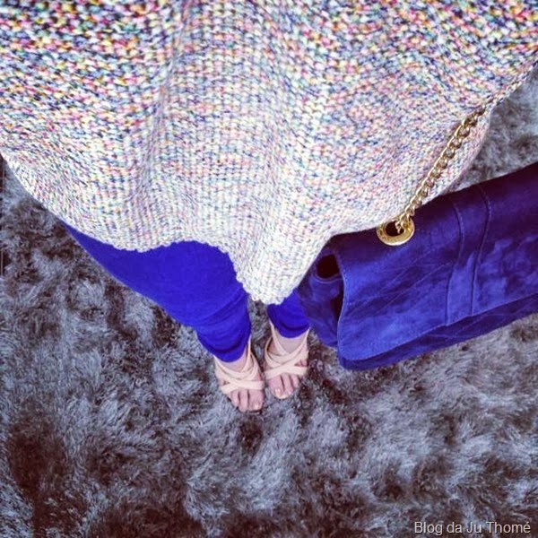look calça azul, tricot colorido zara e sandalia nude (1) look calça azul, tricot colorido zara e sandalia nude (1)