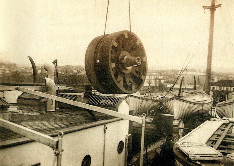 Embarque a bordo del CRISOBAL COLON de una rueda del engranaje de las turbinas de la maquina principal. . Del libro OBRAS. S.E. de C.N. AÑO 1921.jpg