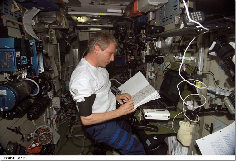 International-Space-Station-astronaut-Thomas-Reiter-with-Apple-iPod-iss014e08795