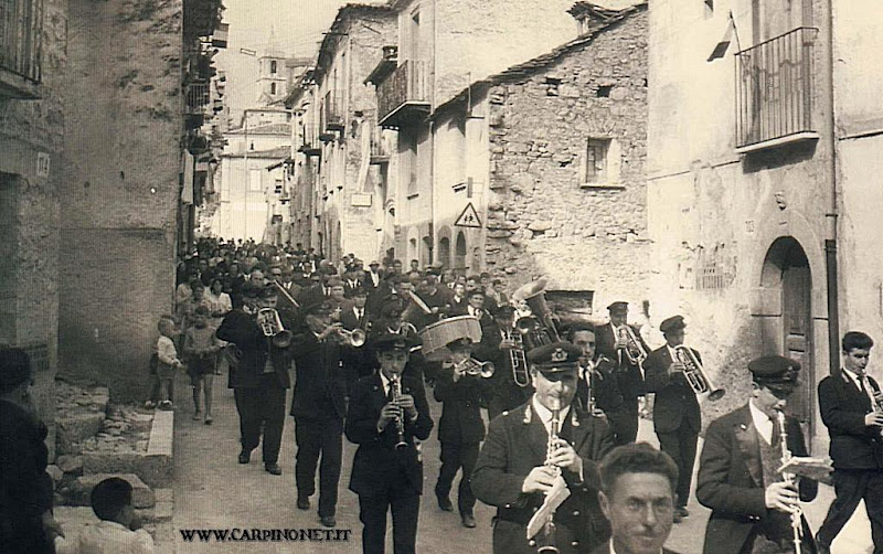 La banda accompagna la processione, anni 60