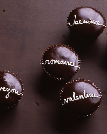 Handwritten Valentine Cupcakes. (marthastewart.com)