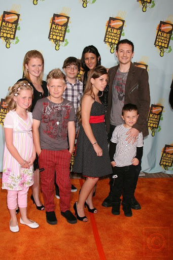 chester bennington family. Chester Bennington with family