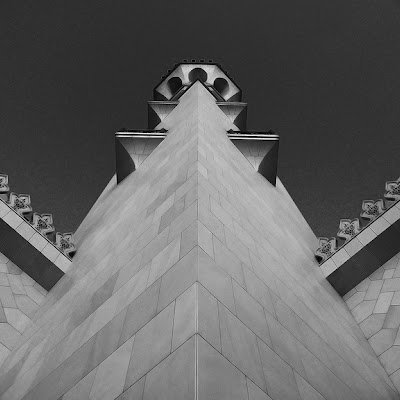 Un dos pinculos da mezquita de Abu Dhabi. E das poucas mezquitas nas que podes entrar en plan turista pero eso si, os homes poden entrar medianamente indecentes, de manga corta, con camiseta (eso si, en pantaln corto creo que non), pero as mulleres teen que entrar cubertas e na entrada teen unha especie de dispensador de traxes que inclue unha destas pezas negras que cobren o corpo e unha pasmina negra para a cabeza...cando os prncipes estiveron aqu parece ser que solo tivo que tapar a cabeza...ainda hai clases por suposo!bso<br> © roibradbury<br>Photo selected by <a href="http://bitofinspiration.com"> bitofinspiration.com</a>. <br>For link to original source visit <a href="http://www.flickr.com/photos/82051787@N00/4711546698" >flickr </a> 4711546698.jpg