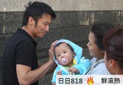 霆鋒父愛大發逗弄粉絲小孩露甜笑 似想念兩子