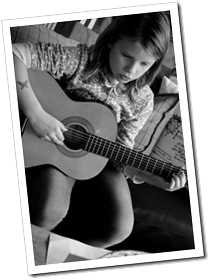 Wilma spelar gitarr okt. 2011 005 Wilma spelar gitarr okt. 2011 005