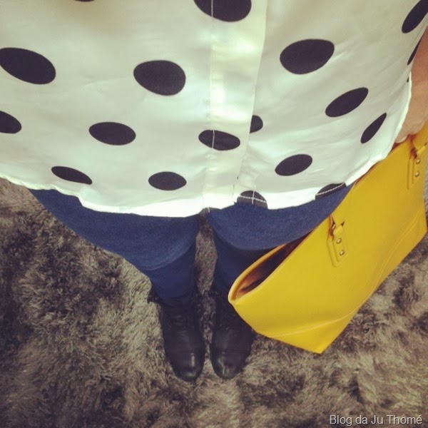 look camisa estampa bolinha, jeans e bolsa amarela (1)