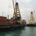 Port marchand : grues et conteneurs