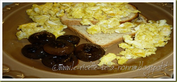 Uova strapazzate con pane ai quattro cereali e cipolline all'aceto balsamico di Modena (6)