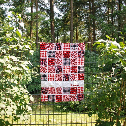 Emma Quilt vor dem Wald