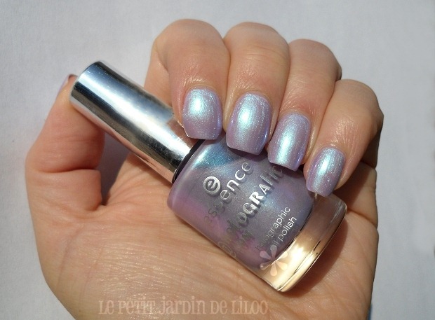 [04-essence-holographics-gagalectric-nail-polish-review-swatch%255B4%255D.jpg]