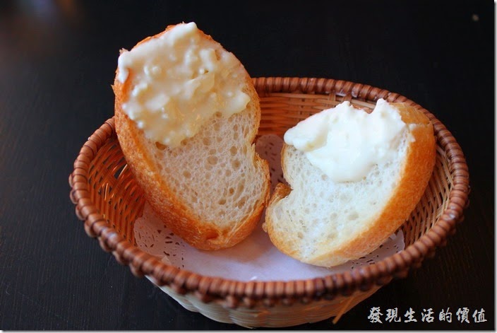 台南-PS-Cafe-Brunch。這是【起司歐姆蛋】早午餐所附贈的起司麵包，用的是法國麵包，上面塗上了稍微帶甜味的起司，真的很好吃。