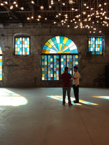 This is a light installation by Spencer Finch, set up for the Venice Biennale.
(olivegoldwine.blogspot.com) This is a light installation by Spencer Finch, set up for the Venice Biennale.
(olivegoldwine.blogspot.com)