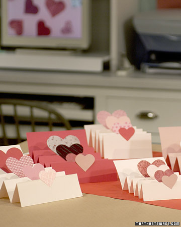 Accordion Valentine:
Help kids assemble this easy-to-make valentine using fine papers, our heart template, and craft-glue dots. How to Make the Accordion Valentine: http://www.marthastewart.com/270755/accordion-valentine