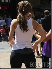maria-menounos-on-the-set-of-extra-at-the-Grove-in-leggings-05-675x900