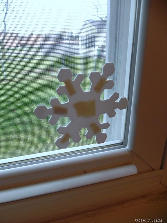 [tape-snowflake-shape-to-window4.jpg]