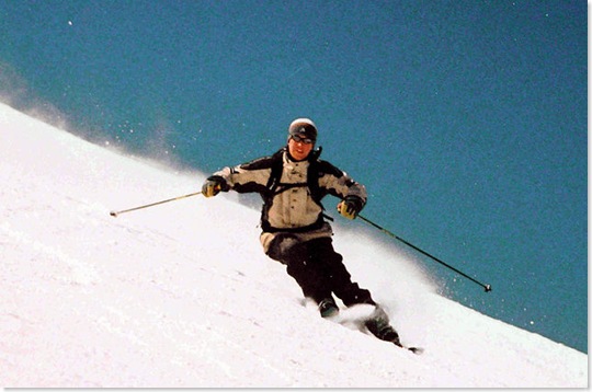 Skier-carving-a-turn