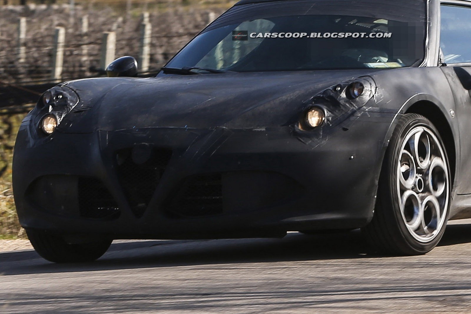 Alfa-Romeo-4C-Coupe-6Carscoop%5B6%5D.jpg