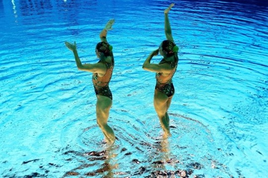 [synchronized-swimmers-underwater-8%255B2%255D.jpg]