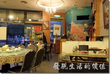 東港國珍海產店的餐廳內景象。